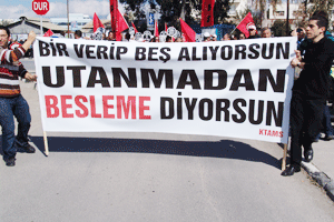   KKTC'de mitingde Türkiye karşıtı pankartlar