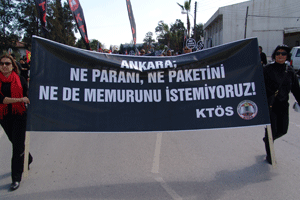  KKTC'de mitingde Türkiye karşıtı pankartlar